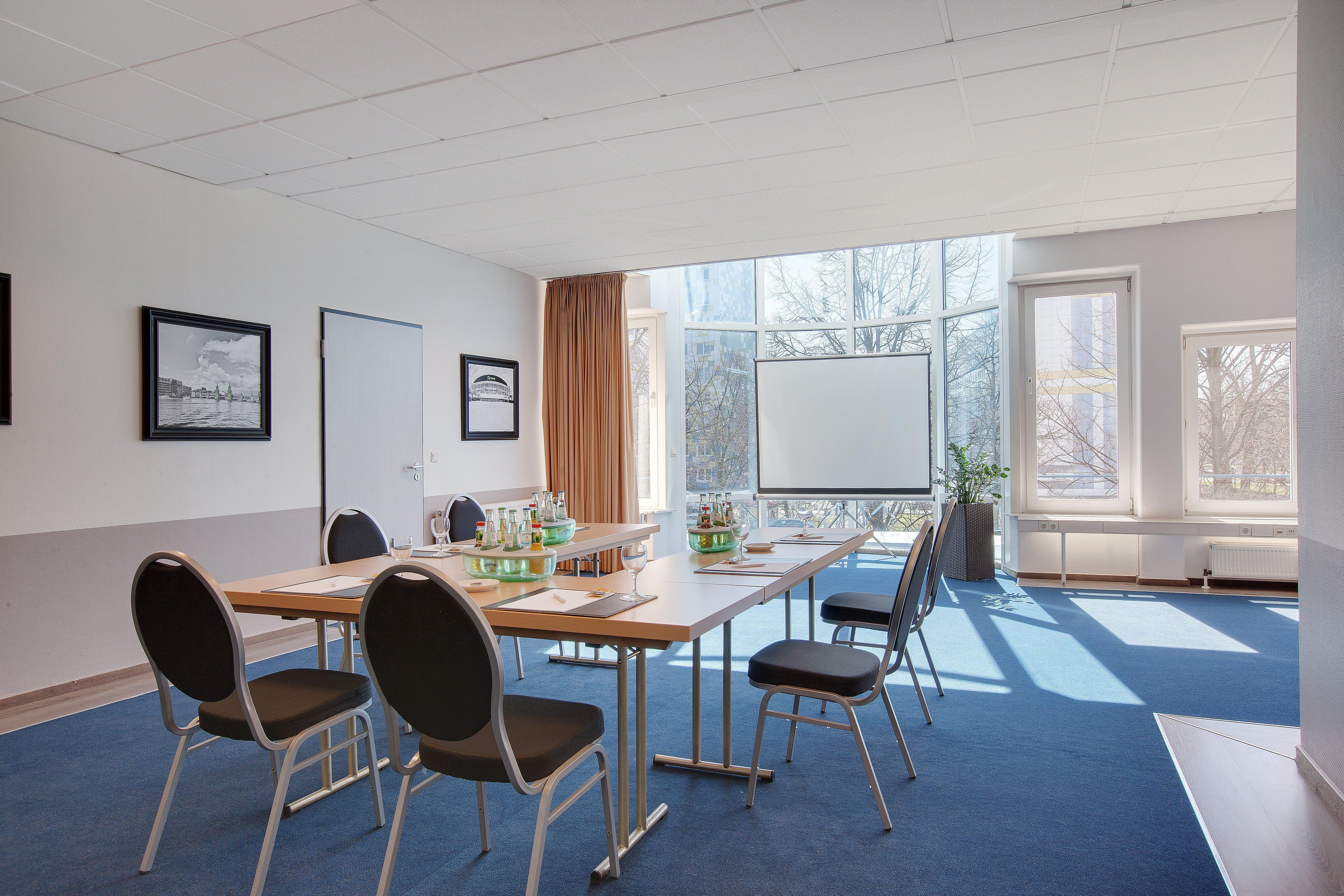 Holiday Inn Berlin City-East Landsberger Allee, An Ihg Hotel Perniagaan gambar